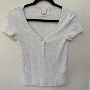 Aritzia Light Gray V-Neck Short Sleeve Tee